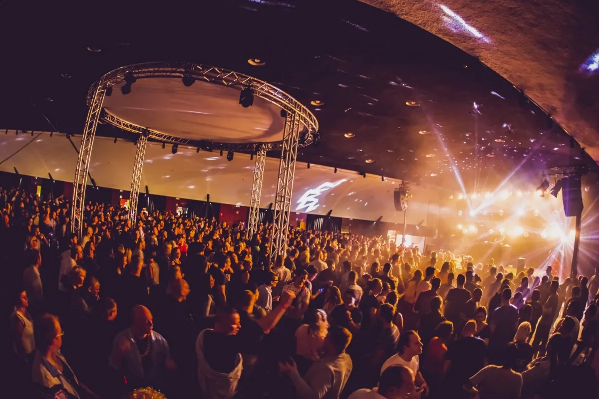 Volle dansvloer op This is 90s at Den Boomgaard