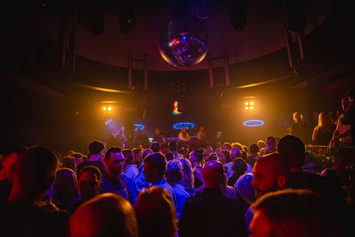 Dansvloer onder de discobal in Copa