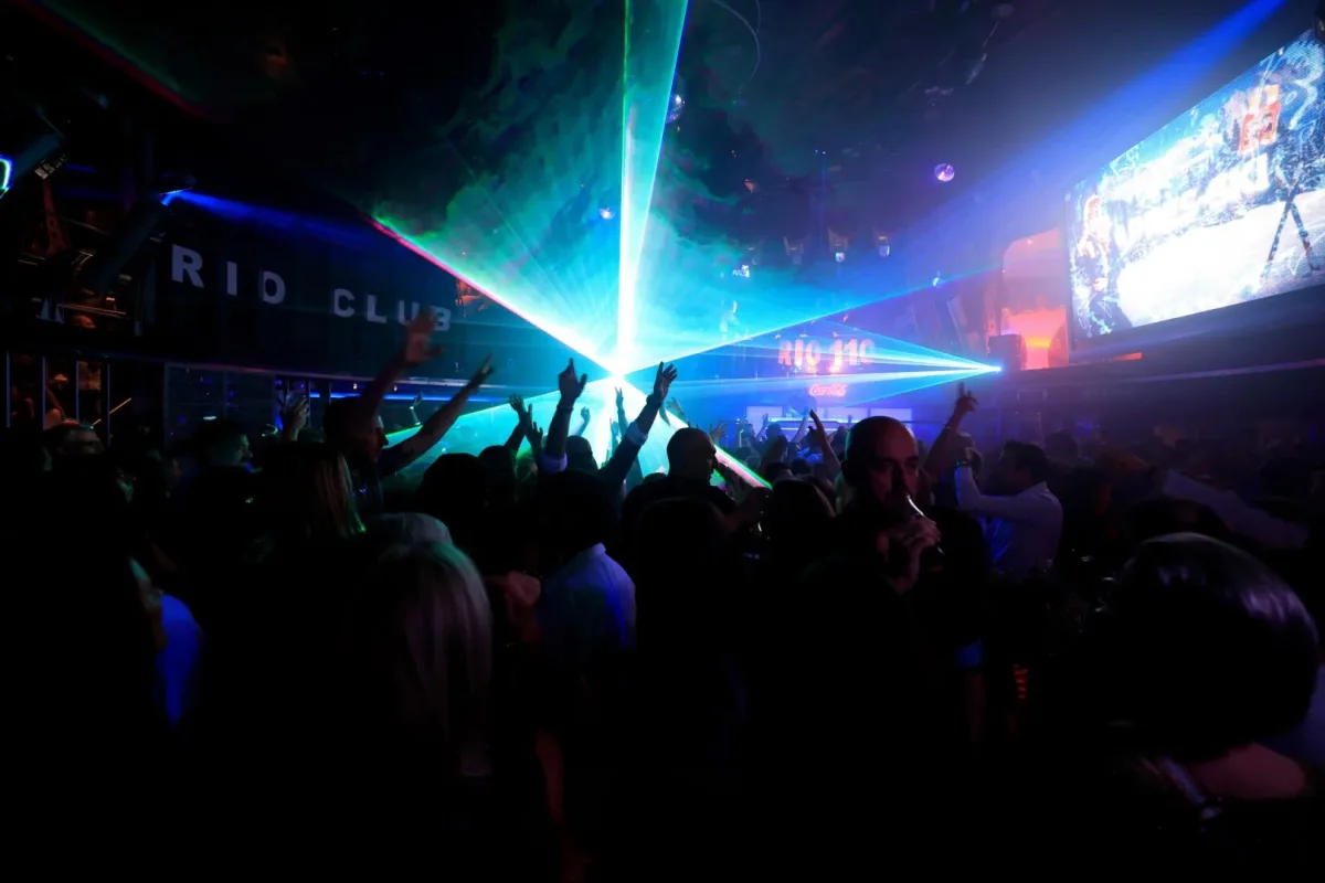 Laserlights boven de dansvloer in Rio Club