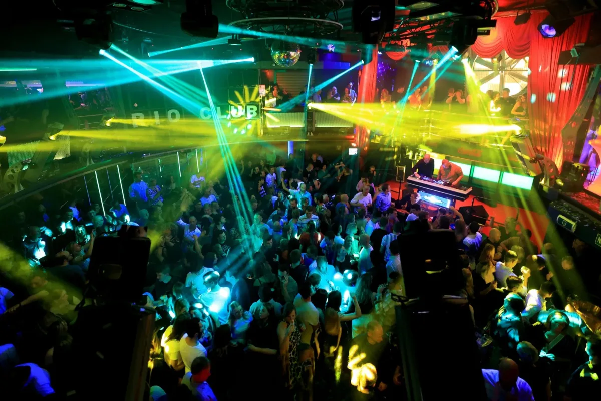 DJ-set en lichtshow in Rio Club