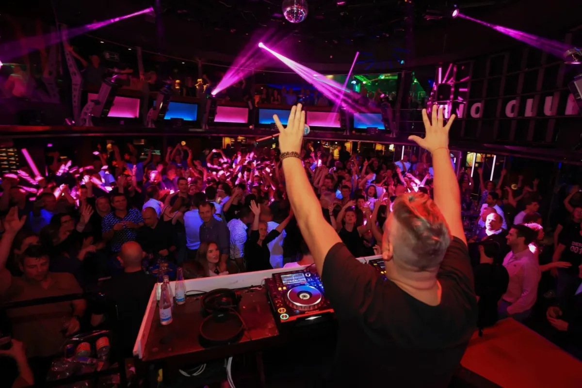 DJ Wout achter de decks in Rio Club