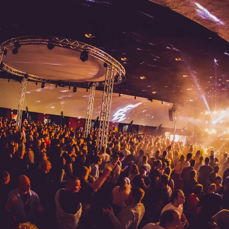 Volle dansvloer op This is 90s at Den Boomgaard