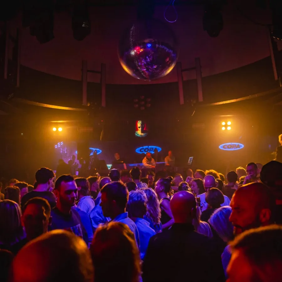 Dansvloer onder de discobal in Copa