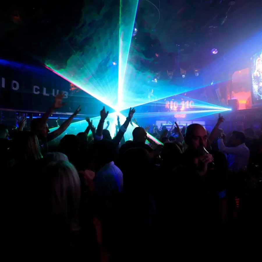 Laserlights boven de dansvloer in Rio Club