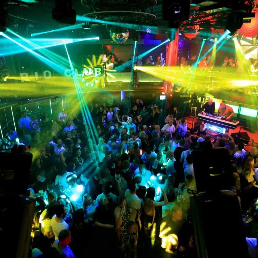 DJ-set en lichtshow in Rio Club