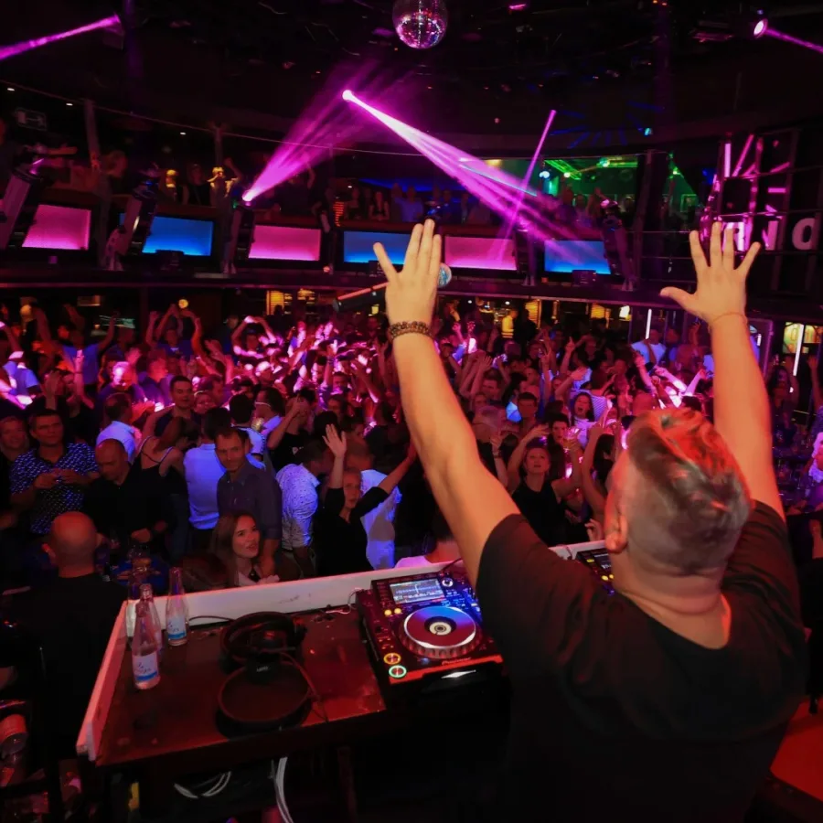 DJ Wout achter de decks in Rio Club