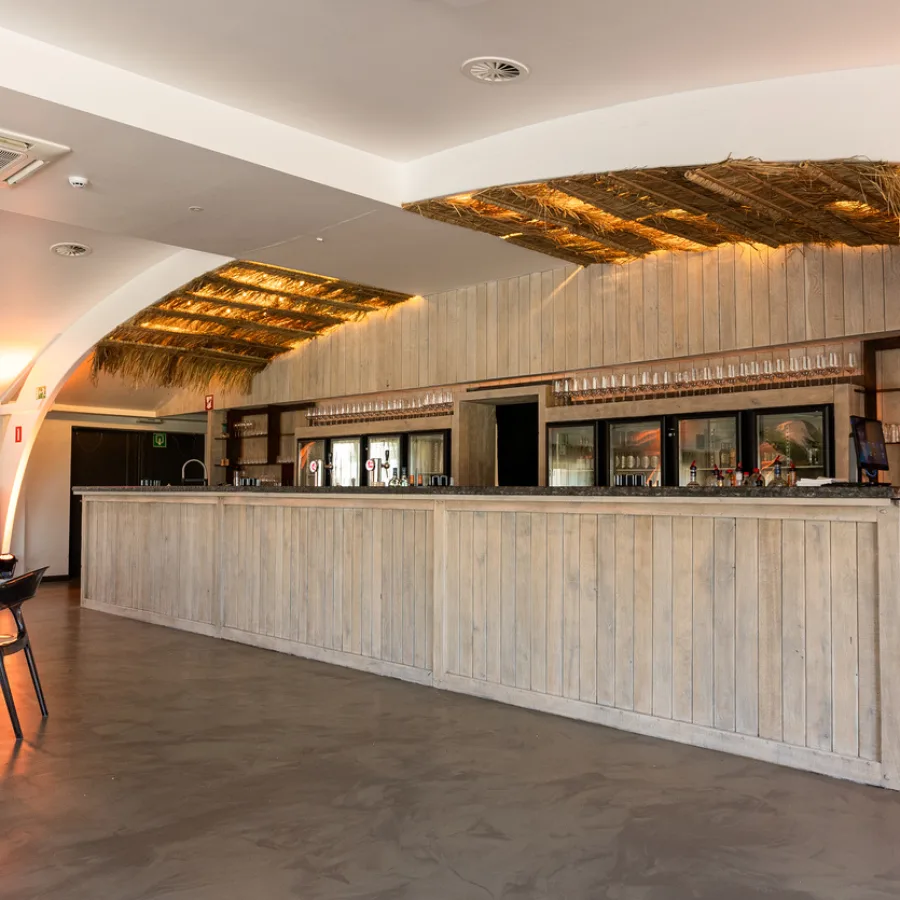 Bar in de zaal van La Vida